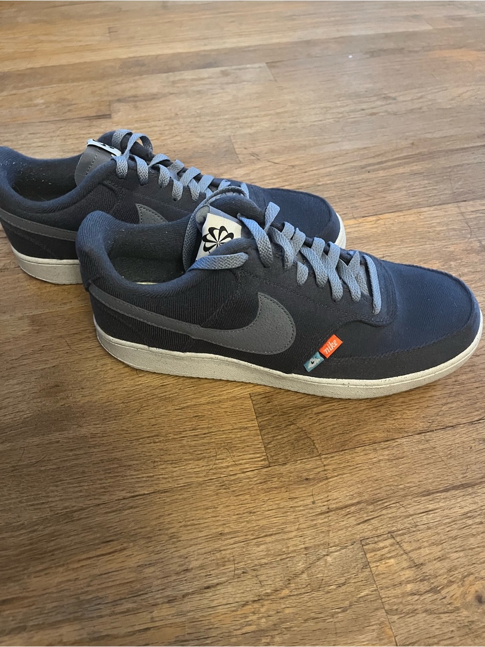 Nike Men’s blue Low-Top Sneakers - Picture 3 of 6
